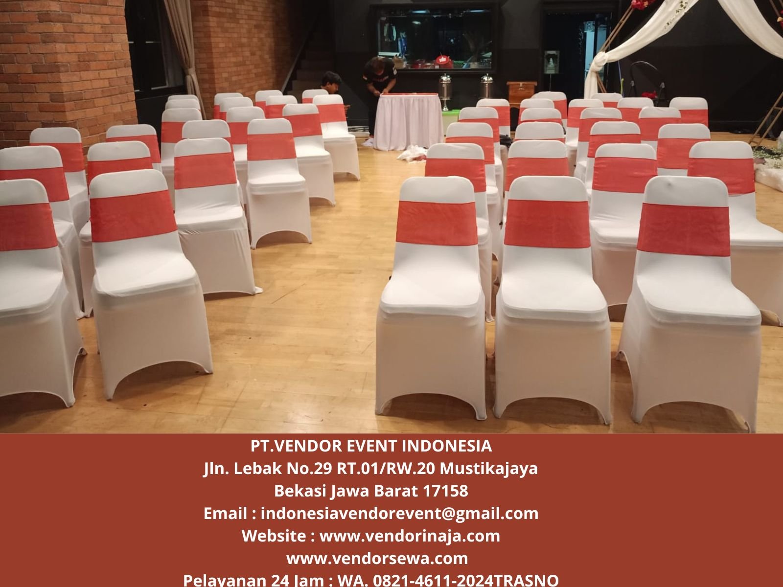 Rental Meja Kursi Cover Putih Aksesoris Merah Jakarta